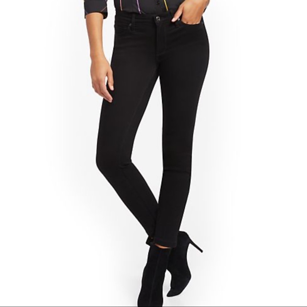 Mid-Rise Slimming No Gap Super-Skinny Ankle Jeans